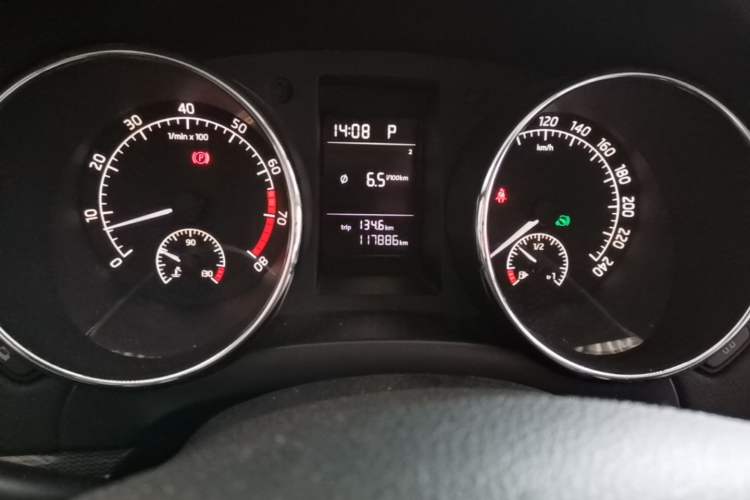 Used Skoda Yeti 2016 1.4TSI DSG Advanced Edition Odometer Close Up