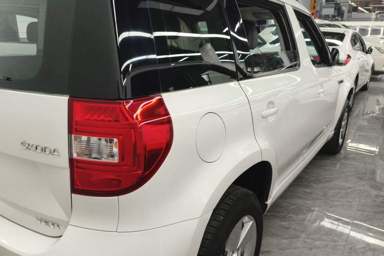 Used Skoda Yeti 2016 1.4TSI DSG Advanced Edition Rear Right 45 Deg