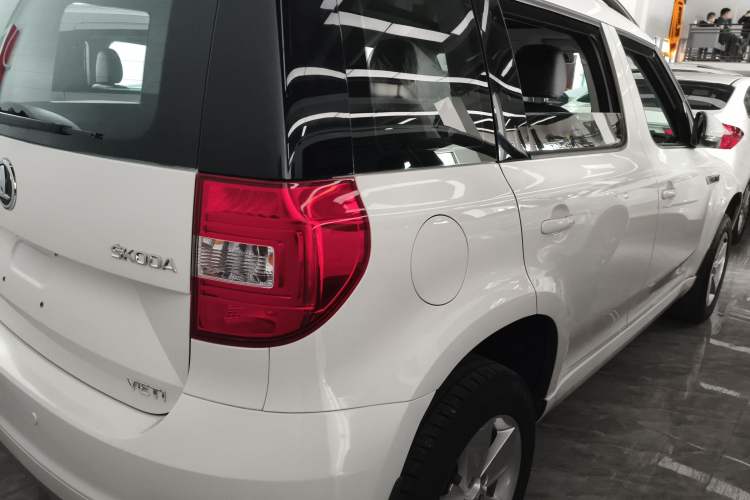 Used Skoda Yeti 2016 1.4TSI DSG Advanced Edition Rear Right 45 Deg