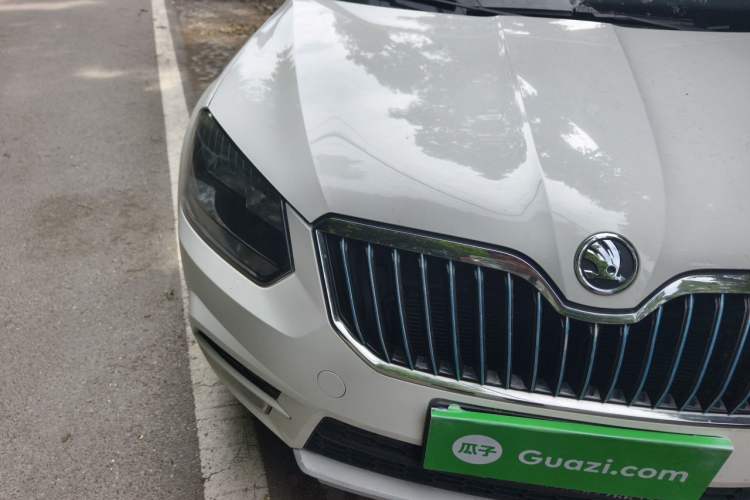 Used Skoda Yeti 2016 1.6L Manual Front-Wheel-Drive Version Right Front Headlight