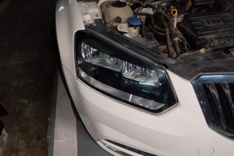 Used Skoda Yeti 2016 1.4TSI DSG Advanced Edition Right Front Headlight