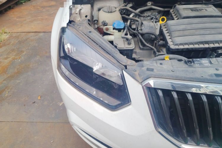 Used Skoda Yeti 2016 1.6L Manual Front-Wheel-Drive Version Right Front Headlight
