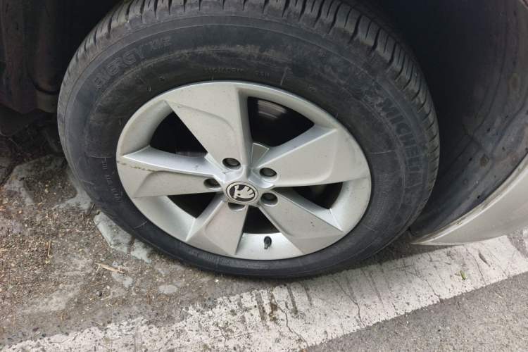 Used Skoda Yeti 2016 1.6L Manual Front-Wheel-Drive Version Right Front Wheel Hub