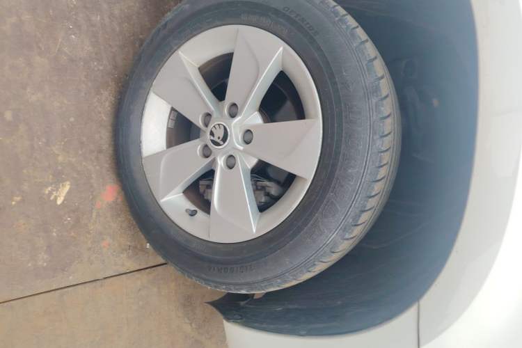 Used Skoda Yeti 2016 1.6L Manual Front-Wheel-Drive Version Right Front Wheel Hub