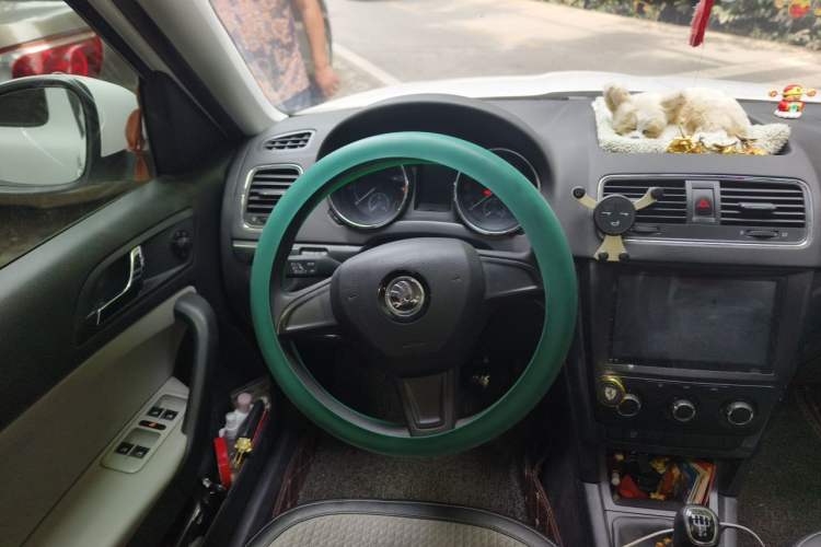 Used Skoda Yeti 2016 1.6L Manual Front-Wheel-Drive Version Steering Wheel