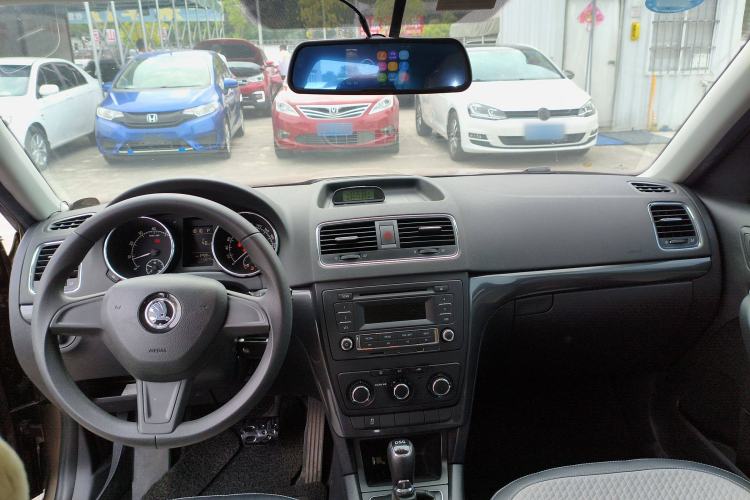 Used Skoda Yeti 2016 1.4TSI DSG Advanced Edition Center Console