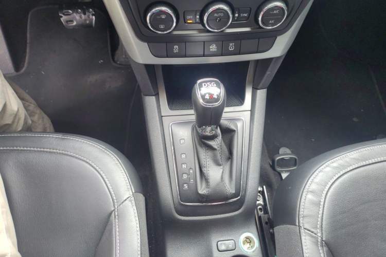 Used Skoda Yeti 2016 1.8TSI DSG Prestige Edition Gear Lever