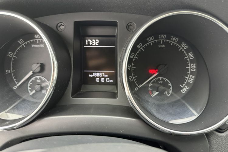 Used Skoda Yeti 2016 1.4TSI DSG Advanced Edition Odometer Close Up