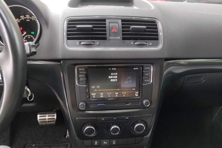 Used Skoda Yeti 2017 TSI280 DSG Advanced Edition Audio And AC Panel