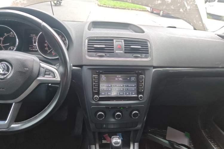 Used Skoda Yeti 2017 TSI280 DSG Car Enjoy Brothers Edition Audio And AC Panel