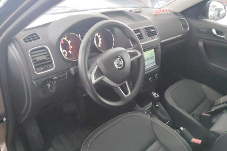 Used Skoda Yeti 2017 TSI280 DSG Car Enjoy Brothers Edition Center Console