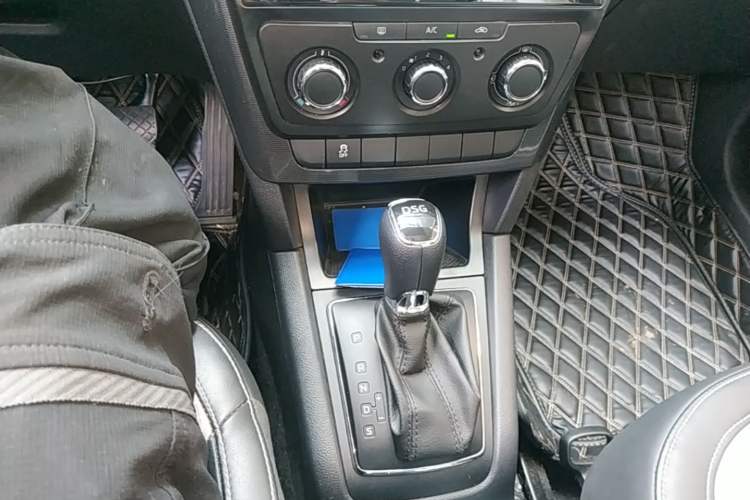 Used Skoda Yeti 2017 TSI280 DSG Advanced Edition Gear Lever