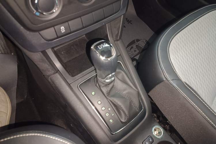 Used Skoda Yeti 2017 TSI280 DSG Advanced Edition Gear Lever