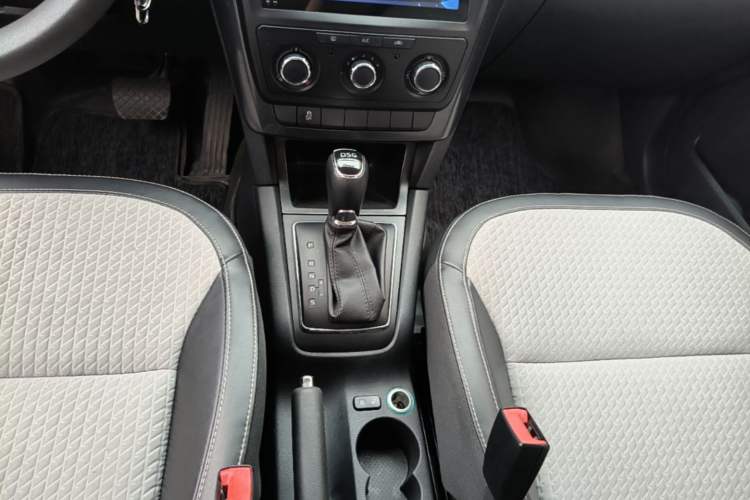 Used Skoda Yeti 2017 TSI280 DSG Advanced Edition Gear Lever