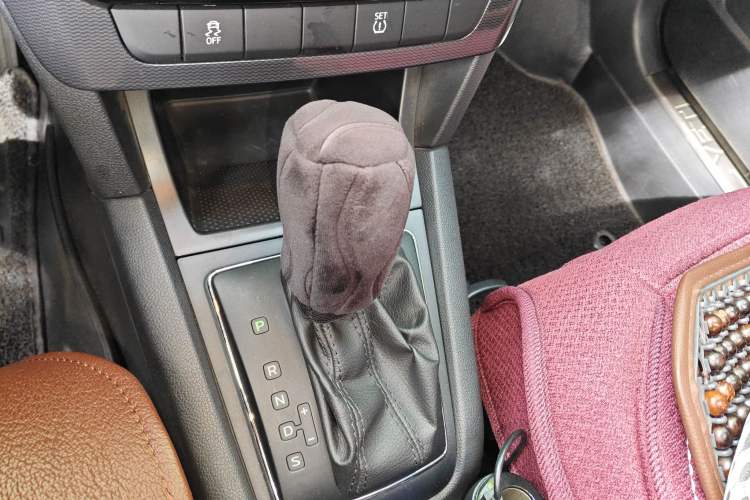 Used Skoda Yeti 2017 TSI280 DSG Innovation Edition Gear Lever