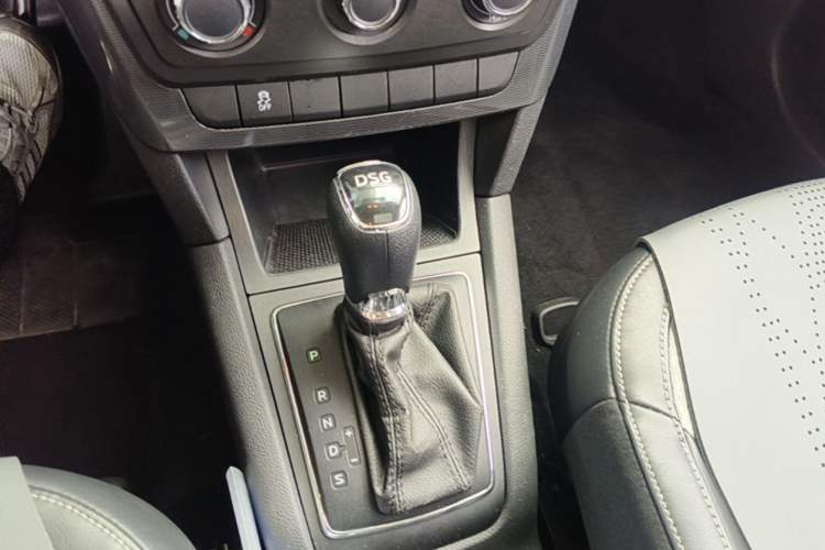 Used Skoda Yeti 2017 TSI280 DSG Advanced Edition Gear Lever