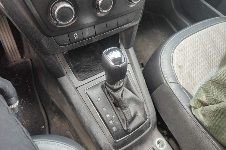 Used Skoda Yeti 2017 TSI280 DSG Advanced Edition Gear Lever