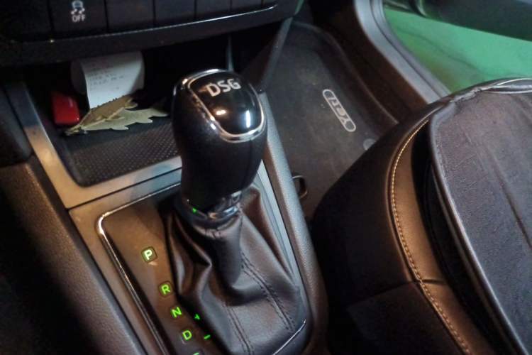 Used Skoda Yeti 2017 TSI280 DSG Advanced Edition Gear Lever