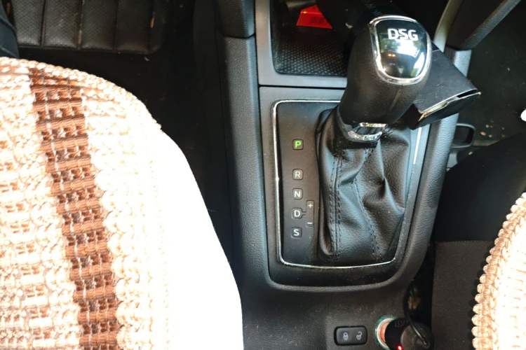 Used Skoda Yeti 2017 TSI280 DSG Car Enjoy Brothers Edition Gear Lever