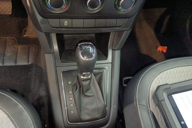 Used Skoda Yeti 2017 TSI280 DSG Advanced Edition Gear Lever