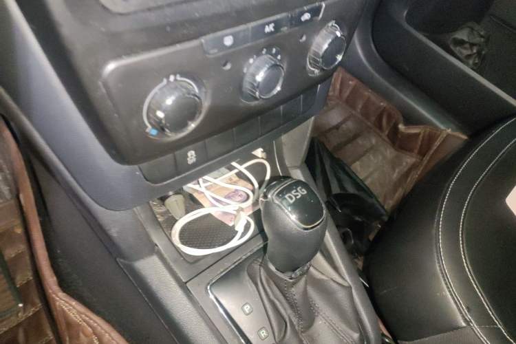 Used Skoda Yeti 2017 TSI280 DSG Car Enjoy Brothers Edition Gear Lever