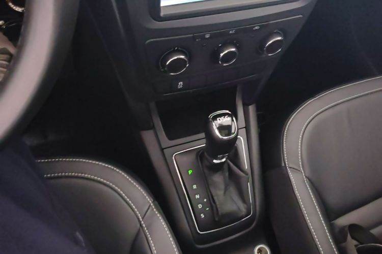 Used Skoda Yeti 2017 TSI280 DSG Car Enjoy Brothers Edition Gear Lever