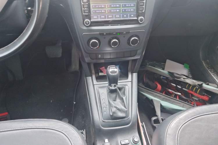 Used Skoda Yeti 2017 TSI280 DSG Car Enjoy Brothers Edition Gear Lever