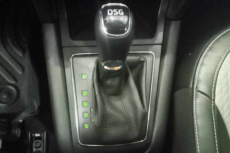 Used Skoda Yeti 2017 TSI280 DSG Advanced Edition Gear Lever