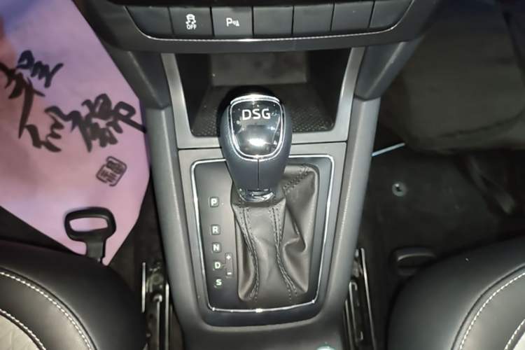Used Skoda Yeti 2017 TSI280 DSG Advanced Edition Gear Lever