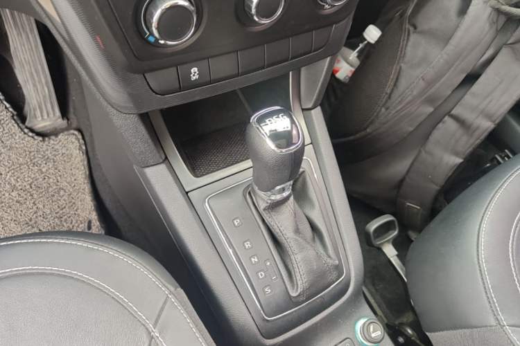 Used Skoda Yeti 2017 TSI280 DSG Car Enjoy Brothers Edition Gear Lever
