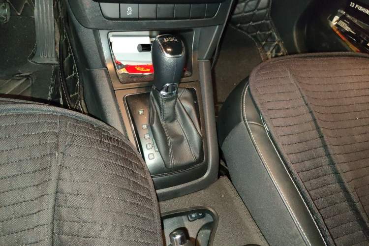 Used Skoda Yeti 2017 TSI280 DSG Car Enjoy Brothers Edition Gear Lever