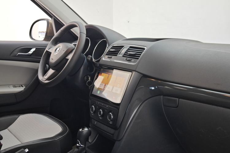 Used Skoda Yeti 2017 TSI280 DSG Advanced Edition Interior 6