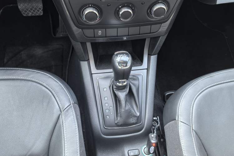 Used Skoda Yeti 2017 TSI280 DSG Car Enjoy Brothers Edition Interior 8