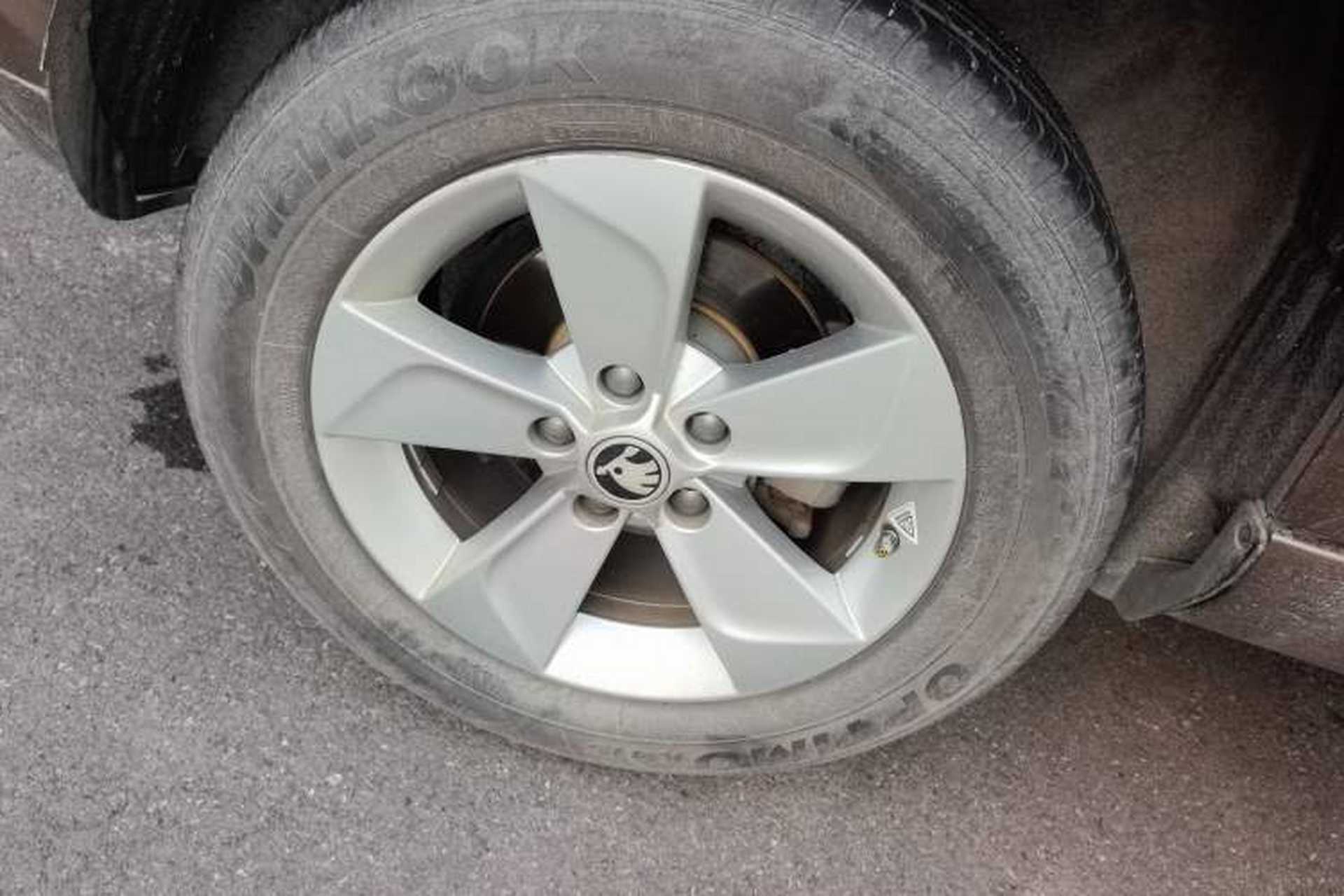 Used Skoda Yeti 2017 1.6L Manual Front-Wheel-Drive Version Right Rear Wheel Hub