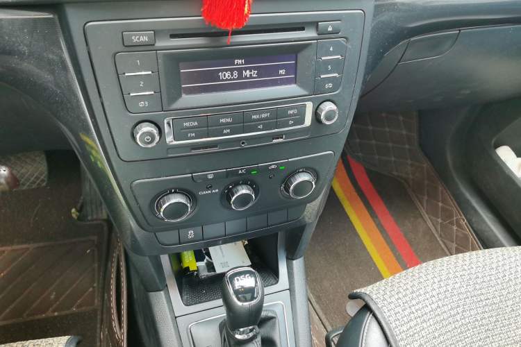 Used Skoda Yeti 2017 TSI280 DSG Advanced Edition Gear Lever