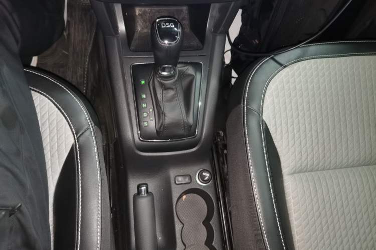 Used Skoda Yeti 2017 TSI280 DSG Advanced Edition Gear Lever