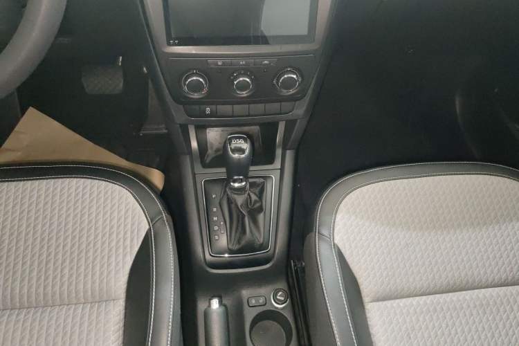 Used Skoda Yeti 2017 TSI280 DSG Advanced Edition Gear Lever