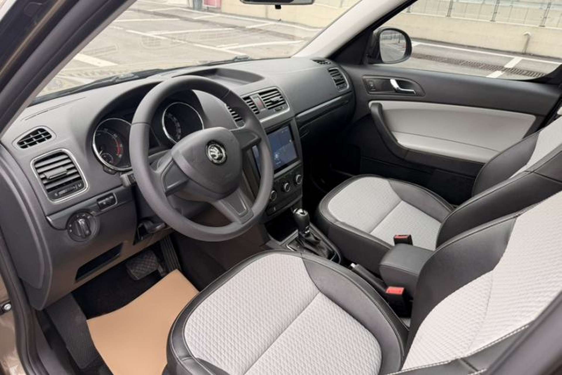 Used Skoda Yeti 2017 TSI280 DSG Advanced Edition Interior 11