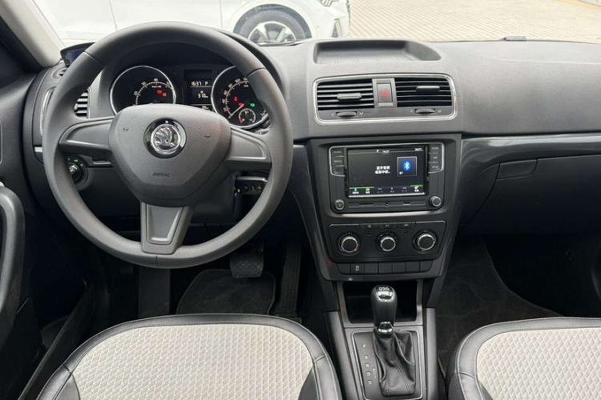 Used Skoda Yeti 2017 TSI280 DSG Advanced Edition Interior 8