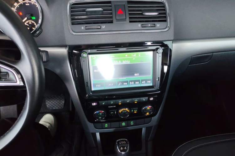 Used Skoda Yeti 2017 TSI300 DSG Luxury Edition Audio And AC Panel