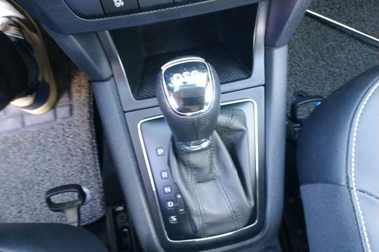 Used Skoda Yeti 2017 TSI280 DSG Advanced Edition Gear Lever