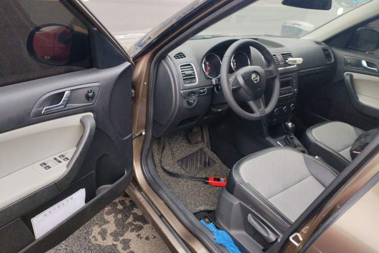 Used Skoda Yeti 2017 TSI280 DSG Advanced Edition Interior 3