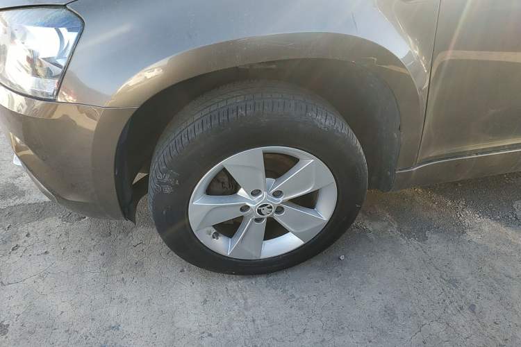 Used Skoda Yeti 2017 TSI280 DSG Advanced Edition Left Front Wheel Hub
