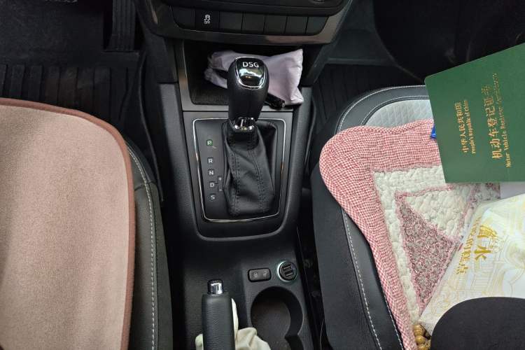 Used Skoda Yeti 2017 TSI280 DSG Advanced Edition Gear Lever