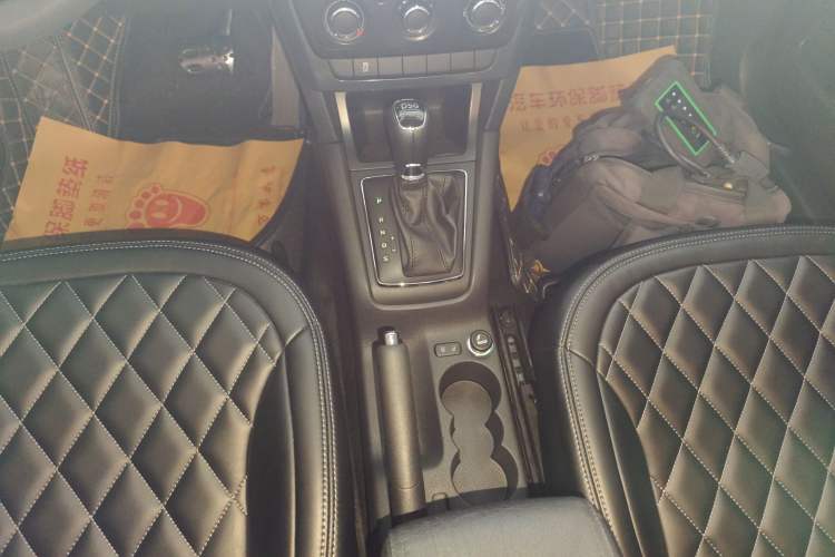 Used Skoda Yeti 2017 TSI280 DSG Advanced Edition Gear Lever