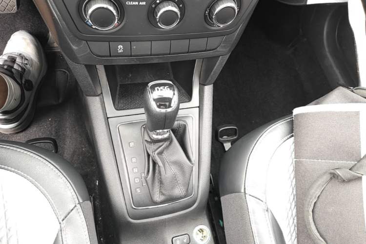 Used Skoda Yeti 2017 TSI280 DSG Advanced Edition Gear Lever