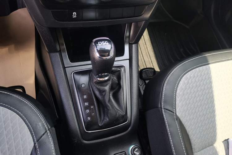 Used Skoda Yeti 2017 TSI280 DSG Advanced Edition Gear Lever