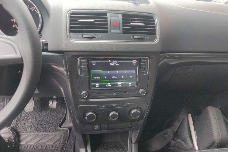 Used Skoda Yeti 2017 1.6L Manual Front-Wheel-Drive Version Audio And AC Panel