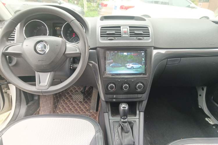 Used Skoda Yeti 2017 TSI280 DSG Advanced Edition Audio And AC Panel