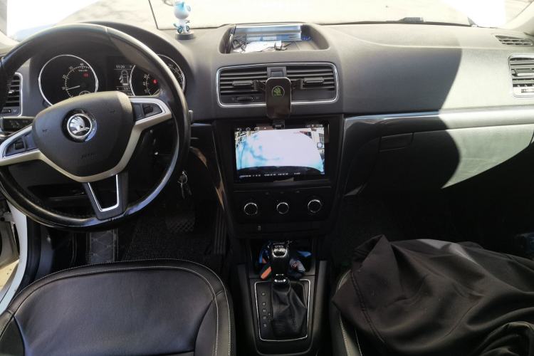Used Skoda Yeti 2017 TSI280 DSG Car Enjoy Brothers Edition Center Console